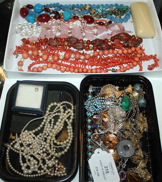 Quantity of jewellery